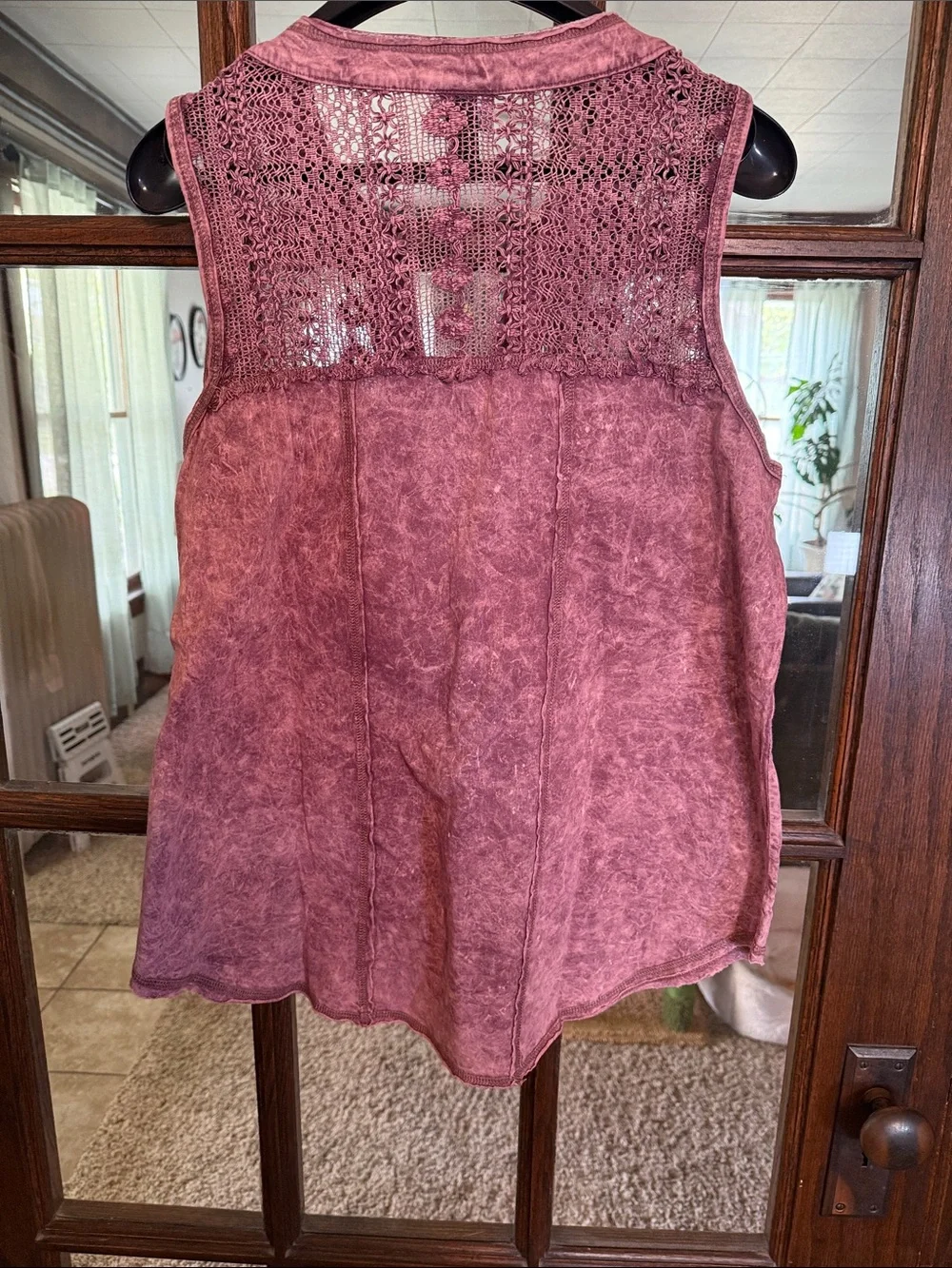 Daytrip Mauve Acid Wash Sleeveless Top Crochet Lace Yoke Split V-Neck Boho L - Picture 4 of 4
